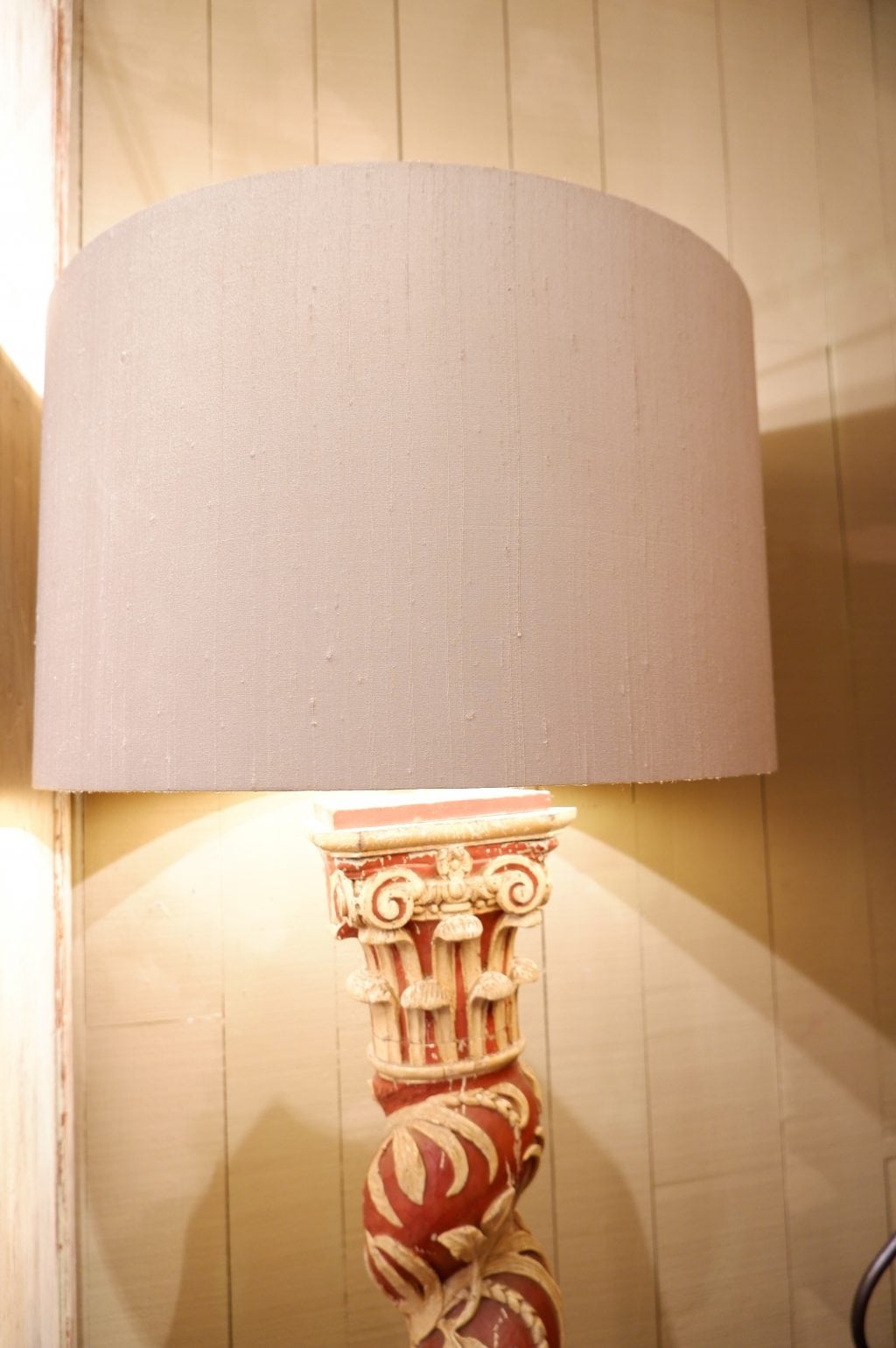 Pair of 18th century column lamps in carved wood &quot;ears of wheat on a red background&quot; + Shades silk gold cylinder - Image 3