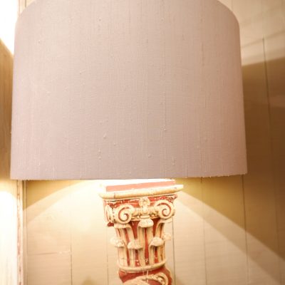Paire de lampadaires colonnes XVIIIe en bois sculpté "épisde blé sur fond rouge" + AJ soie cylindre or – Image 3