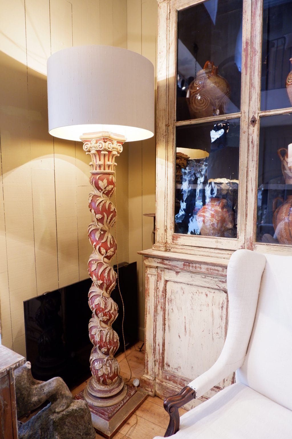 Pair of 18th century column lamps in carved wood &quot;ears of wheat on a red background&quot; + Shades silk gold cylinder - Image 4