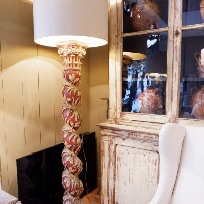 Paire de lampadaires colonnes XVIIIe en bois sculpté "épisde blé sur fond rouge" + AJ soie cylindre or – Image 4