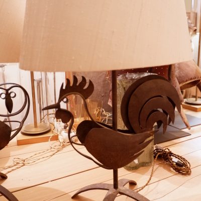 Lampe "oiseau" en fer oxydé + AJ ovale en soie – Image 4