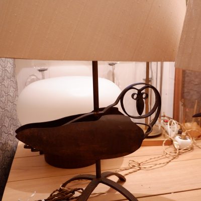 Lampe "oiseau" en fer oxydé + AJ ovale en soie – Image 3