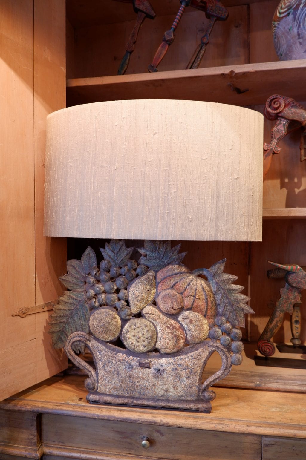Paire de lampes en tôle polychrome, paniers de fruits + AJ ovales
