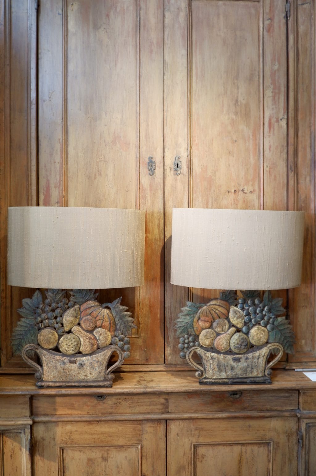 Paire de lampes en tôle polychrome, paniers de fruits + AJ ovales – Image 2