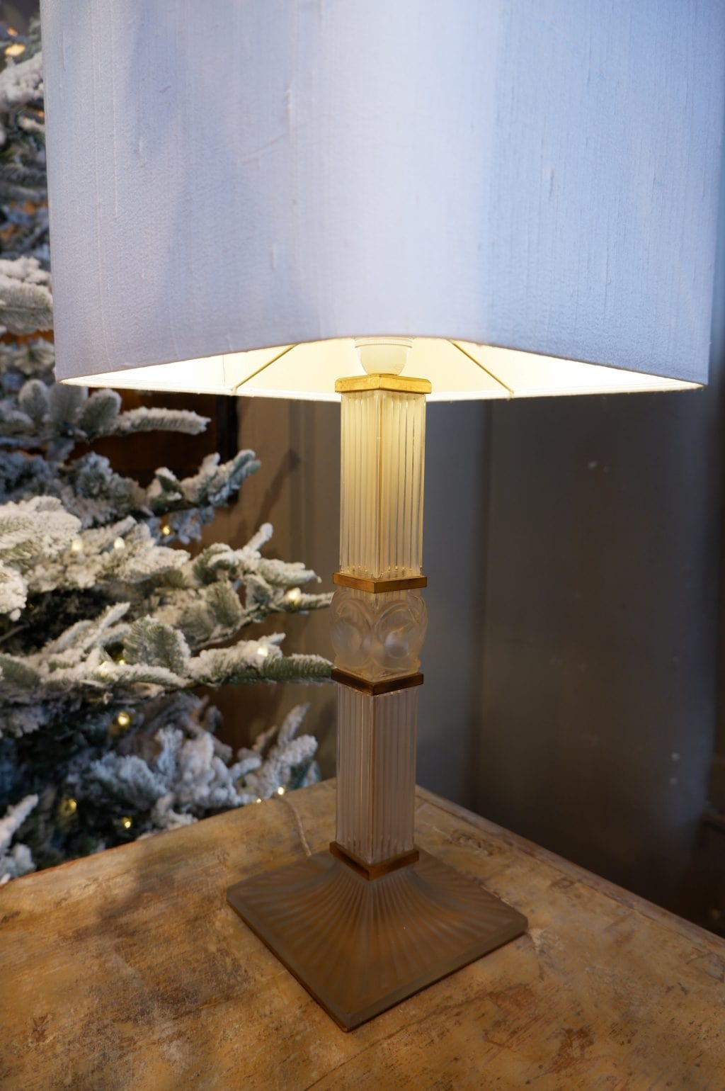 Lampe à poser en cristal Lalique décor cygne sur  socle laiton doré ca.1950 – Image 2