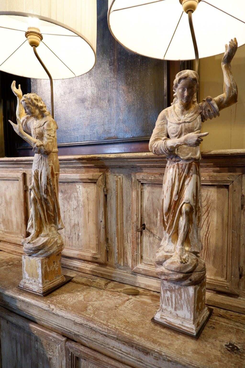 Pair of &quot;angel&quot; lamps in carved wood &amp; gold leaf - 17th century Italy - Image 6