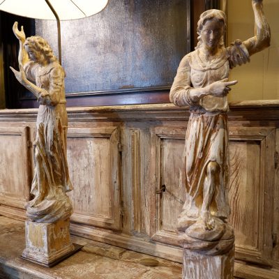 Paire de lampes "anges" en bois sculpté & feuille d'or - Italie XVIIIE – Image 6