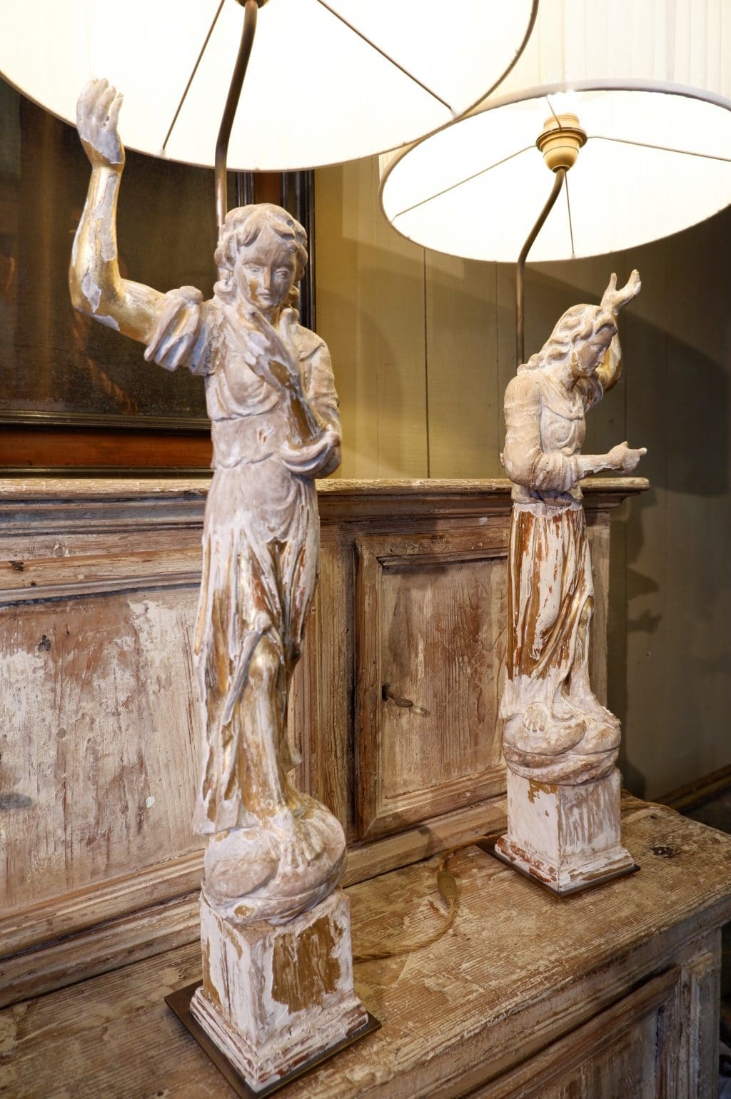 Pair of &quot;angel&quot; lamps in carved wood &amp; gold leaf - 17th century Italy - Image 3
