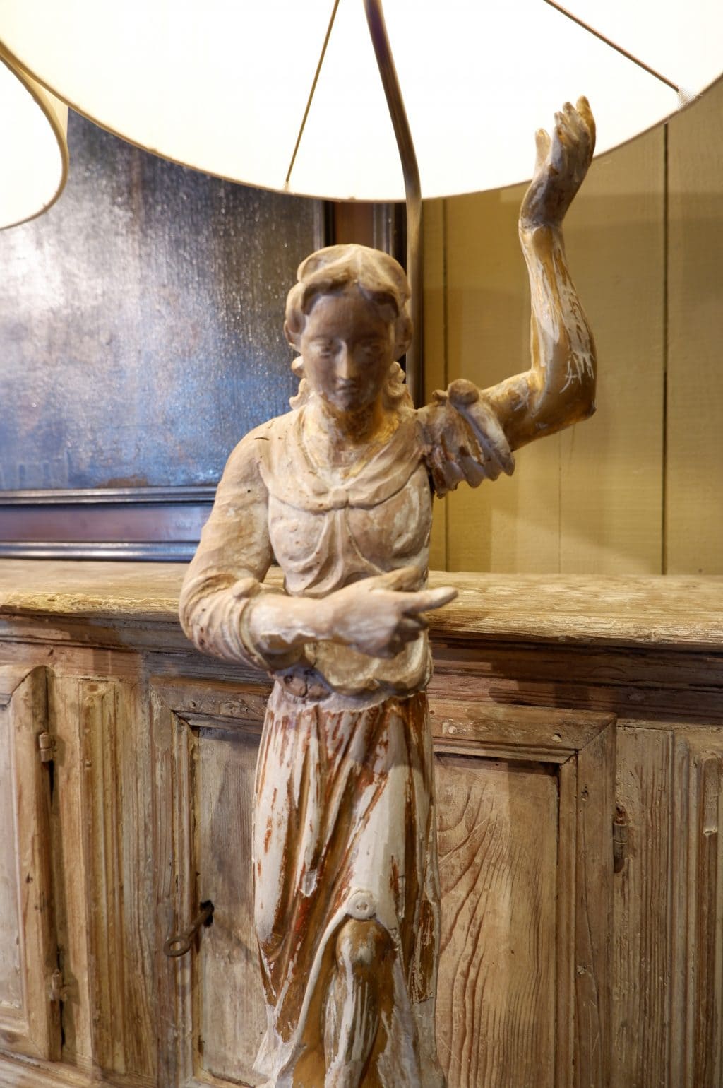Pair of &quot;angel&quot; lamps in carved wood &amp; gold leaf - 17th century Italy - Image 4