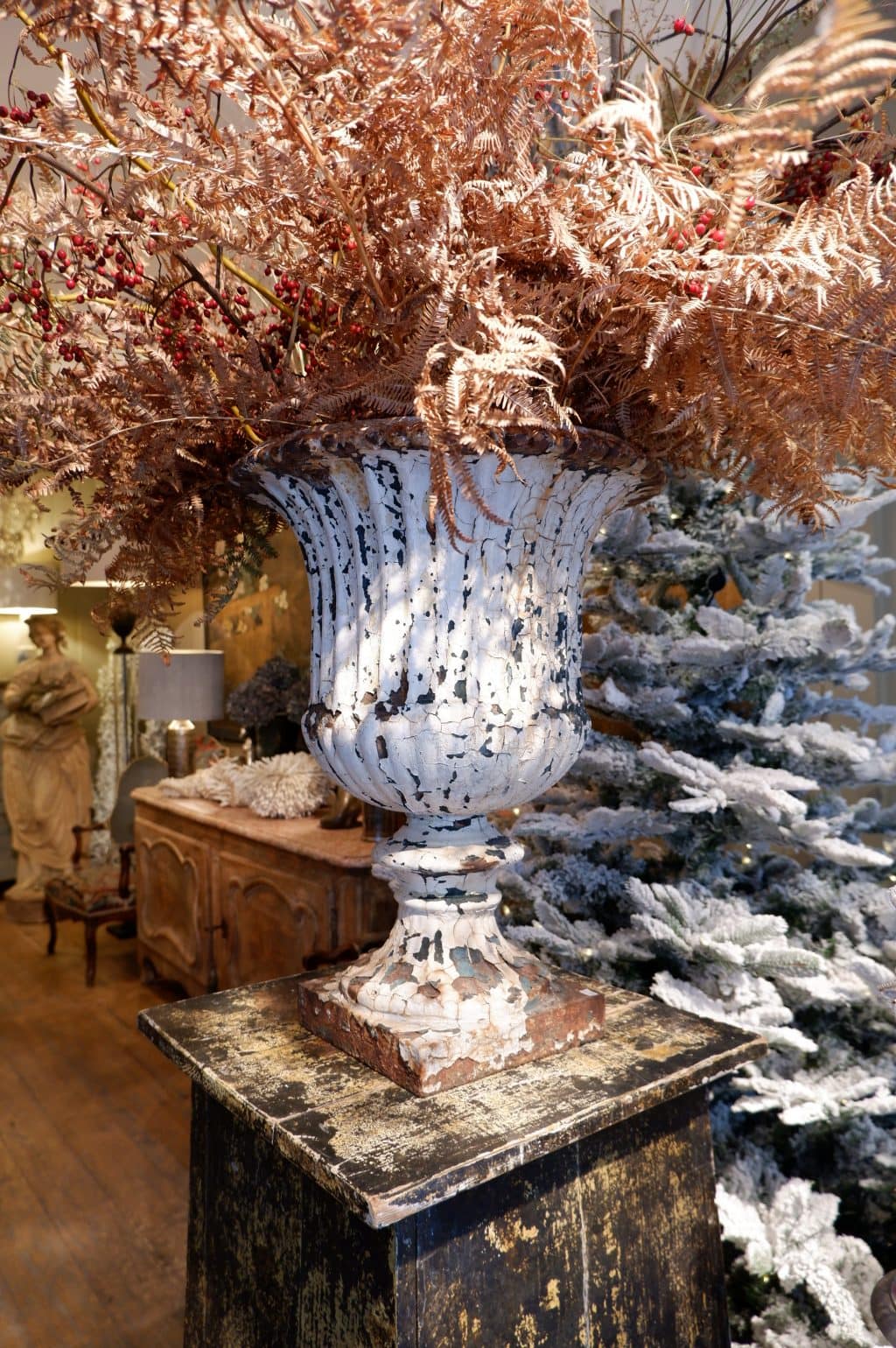 Paire de grands vases à godrons patine blanche début XIXe