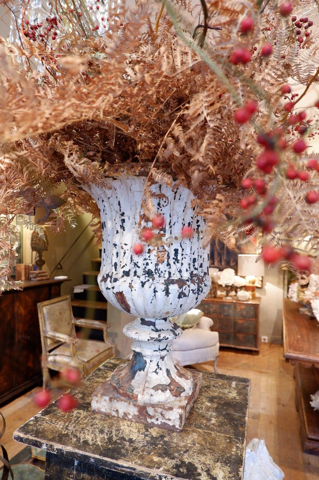 Paire de grands vases à godrons patine blanche début XIXe – Image 3