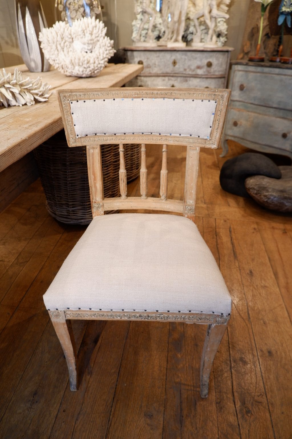 UNE CHAISE GUSTAVIENNE EN BOIS SCULPTE XIXE – Image 2