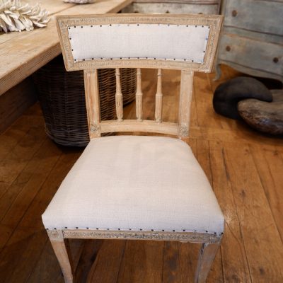 UNE CHAISE GUSTAVIENNE EN BOIS SCULPTE XIXE – Image 2