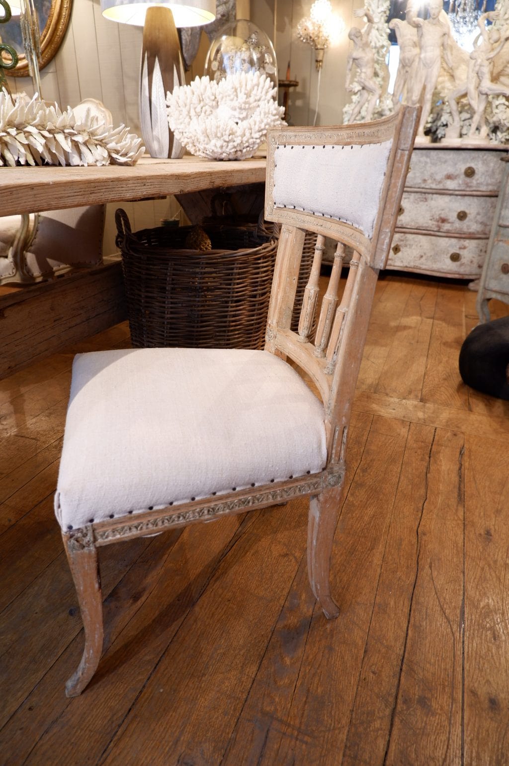 UNE CHAISE GUSTAVIENNE EN BOIS SCULPTE XIXE – Image 4