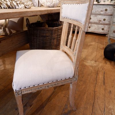 UNE CHAISE GUSTAVIENNE EN BOIS SCULPTE XIXE – Image 4