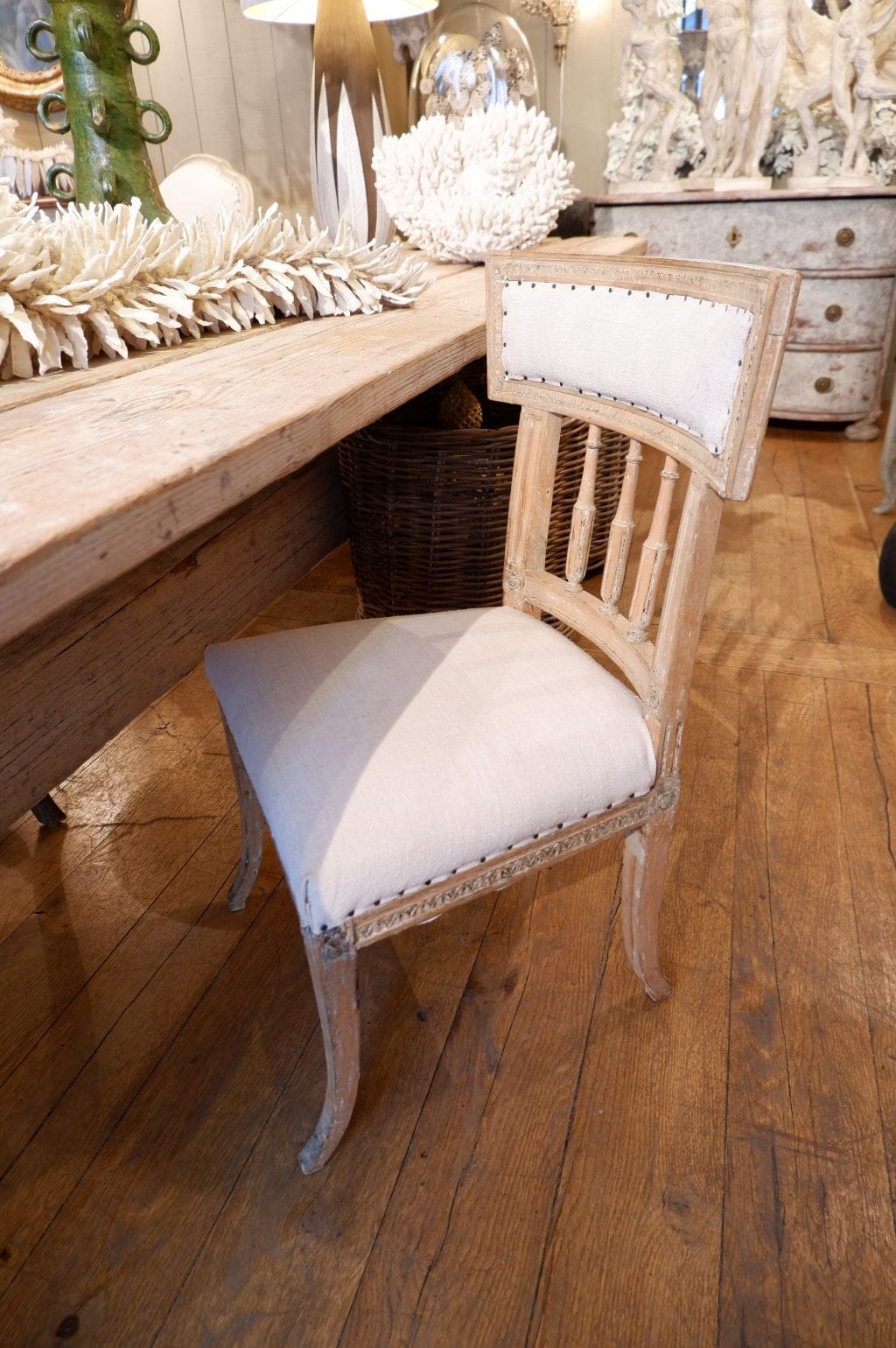 UNE CHAISE GUSTAVIENNE EN BOIS SCULPTE XIXE