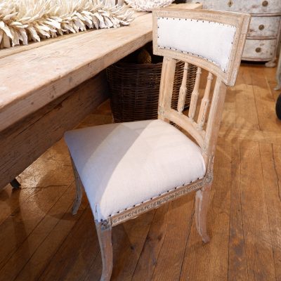 UNE CHAISE GUSTAVIENNE EN BOIS SCULPTE XIXE