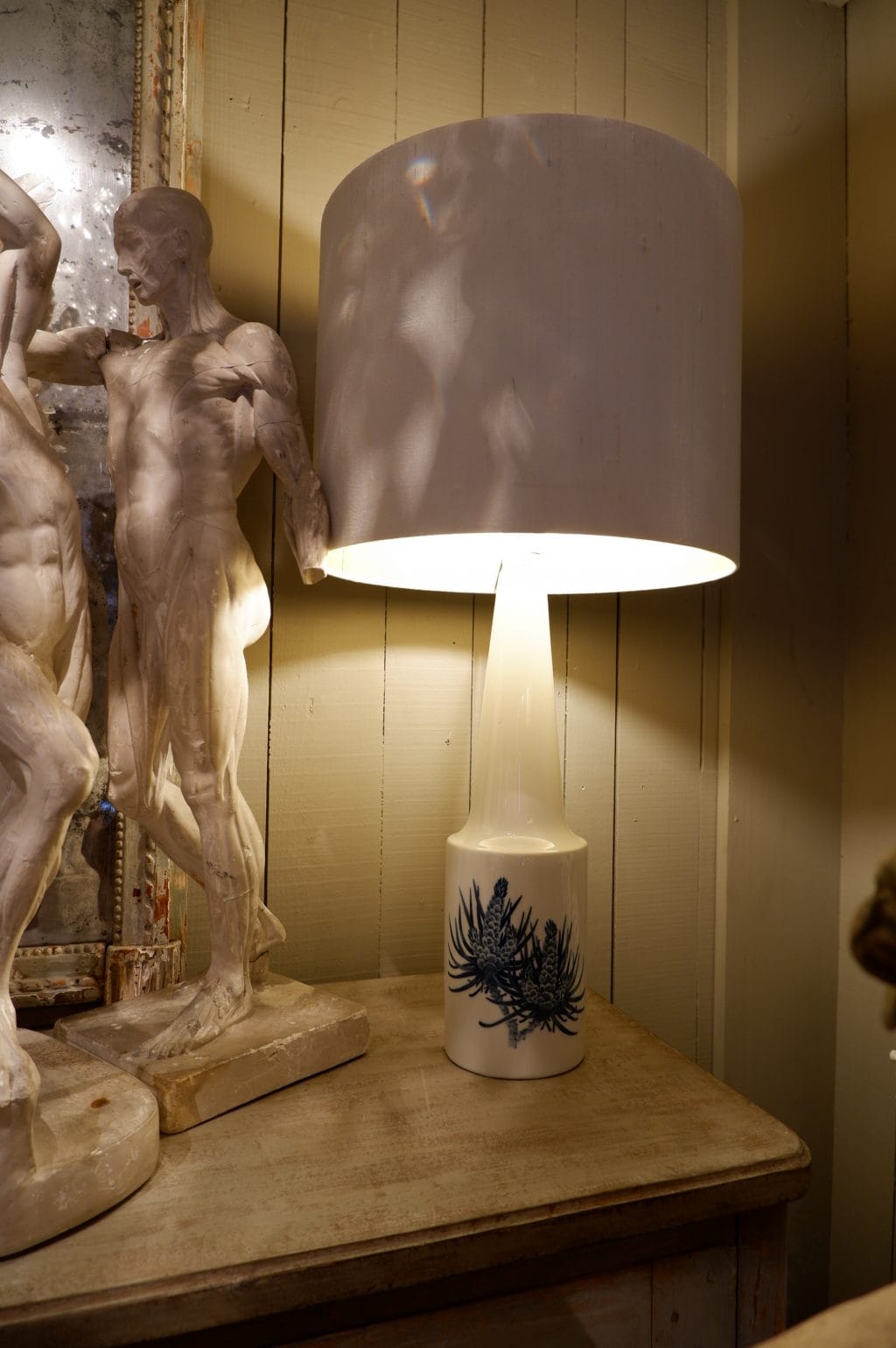 Paire de lampes en porcelaine décor bourgeon de pin ca.1950