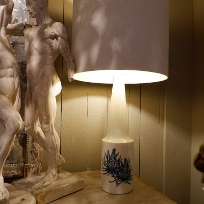 Paire de lampes en porcelaine décor bourgeon de pin ca.1950