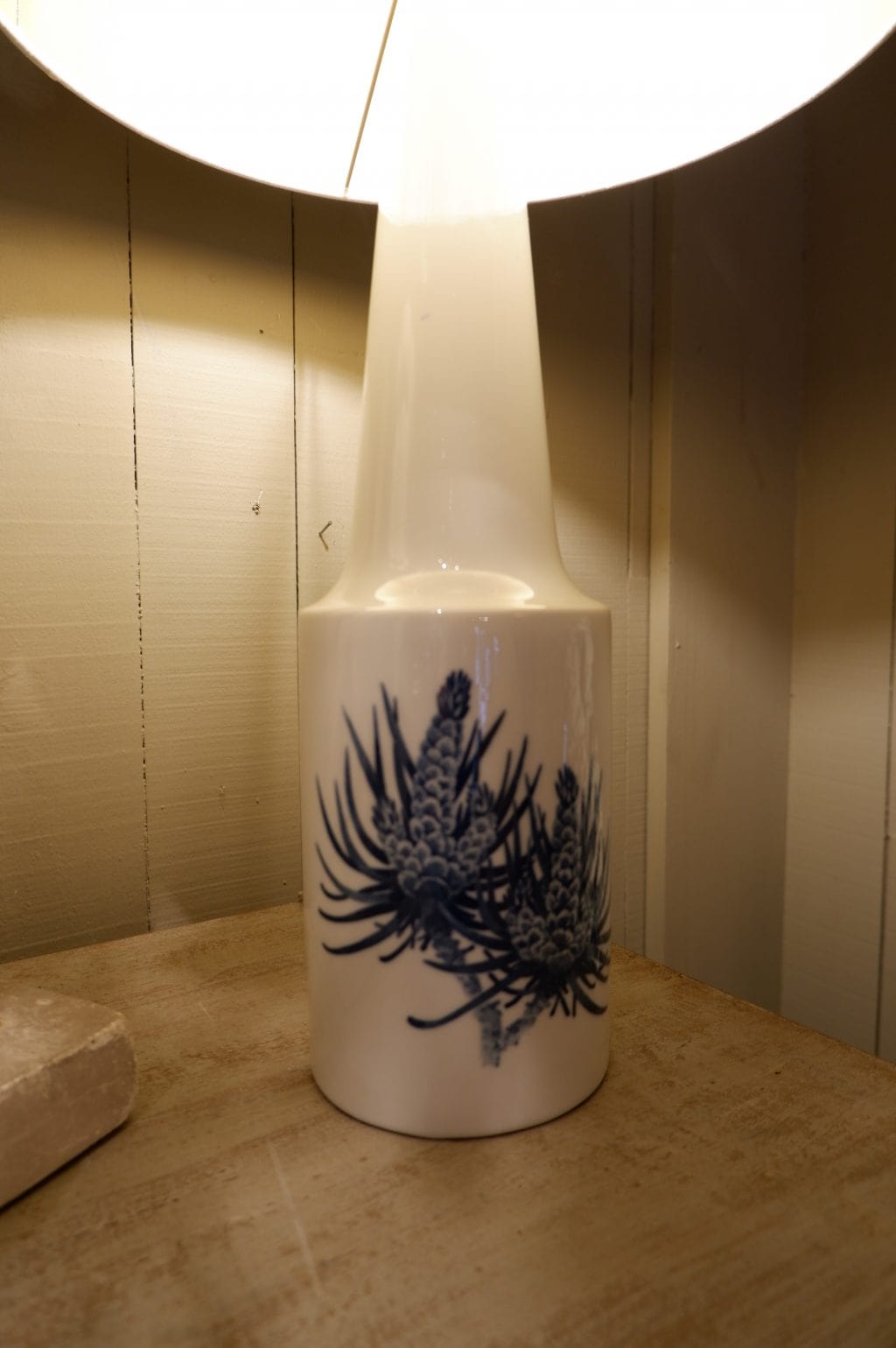 Paire de lampes en porcelaine décor bourgeon de pin ca.1950 – Image 2