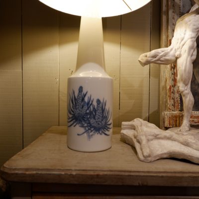 Paire de lampes en porcelaine décor bourgeon de pin ca.1950 – Image 3