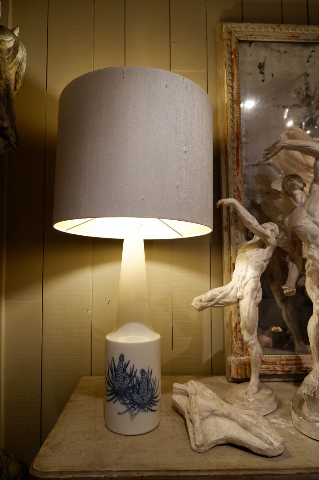 Paire de lampes en porcelaine décor bourgeon de pin ca.1950 – Image 5
