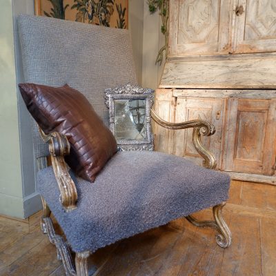 GRAND FAUTEUIL EN BOIS SCULPTE XVIIIE RECOUVERT DE TWEED ECOSSAIS