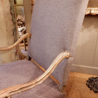 GRAND FAUTEUIL EN BOIS SCULPTE XVIIIE RECOUVERT DE TWEED ECOSSAIS – Image 8