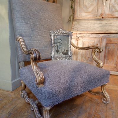 GRAND FAUTEUIL EN BOIS SCULPTE XVIIIE RECOUVERT DE TWEED ECOSSAIS