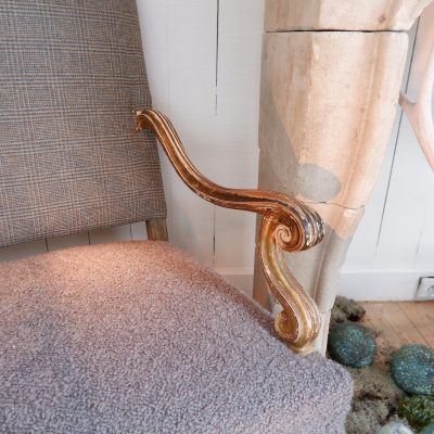 GRAND FAUTEUIL EN BOIS SCULPTE XVIIIE RECOUVERT DE TWEED ECOSSAIS – Image 6