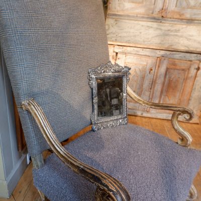 GRAND FAUTEUIL EN BOIS SCULPTE XVIIIE RECOUVERT DE TWEED ECOSSAIS