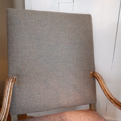 GRAND FAUTEUIL EN BOIS SCULPTE XVIIIE RECOUVERT DE TWEED ECOSSAIS – Image 7