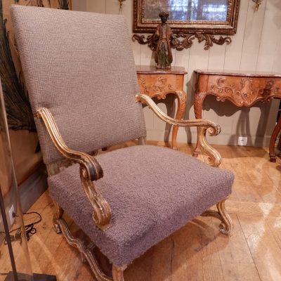 GRAND FAUTEUIL EN BOIS SCULPTE XVIIIE RECOUVERT DE TWEED ECOSSAIS