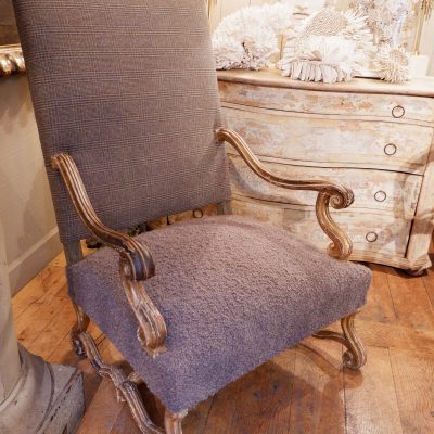 GRAND FAUTEUIL EN BOIS SCULPTE XVIIIE RECOUVERT DE TWEED ECOSSAIS – Image 10