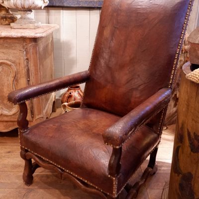 GRAND FAUTEUIL ITALIEN EN CUIR PATINE & GALON CUIVRE CA.1780