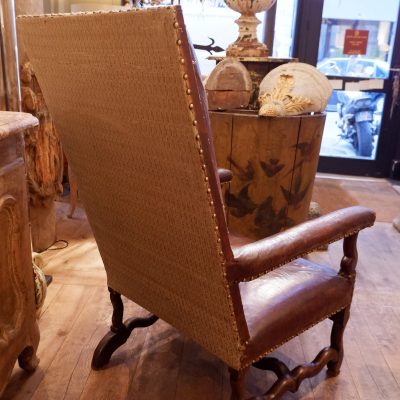 GRAND FAUTEUIL ITALIEN EN CUIR PATINE & GALON CUIVRE CA.1780