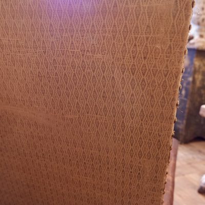 GRAND FAUTEUIL ITALIEN EN CUIR PATINE & GALON CUIVRE CA.1780 – Image 8