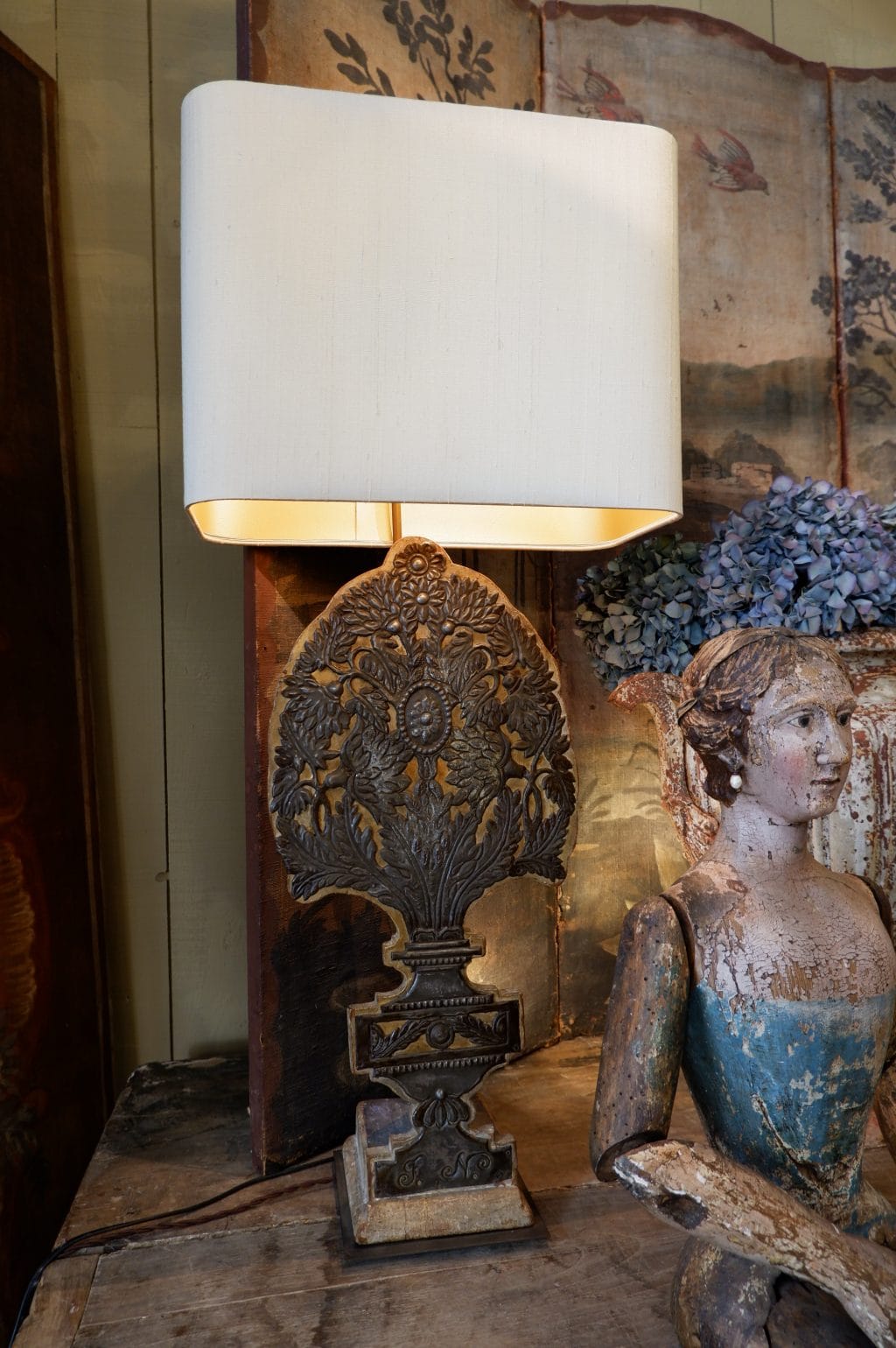 PAIRE DE LAMPES BOUQUETS PLATS SUR PANNEAU DE BOIS+ AJ EN SOIE OR PALE – Image 3
