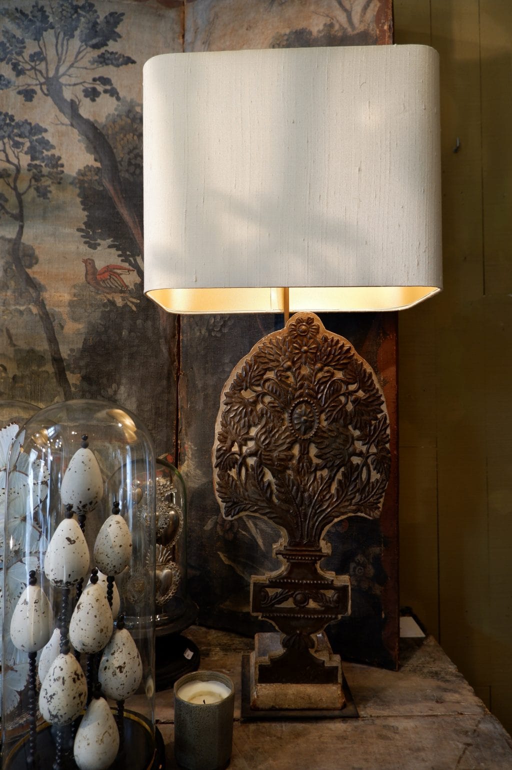 PAIRE DE LAMPES BOUQUETS PLATS SUR PANNEAU DE BOIS+ AJ EN SOIE OR PALE