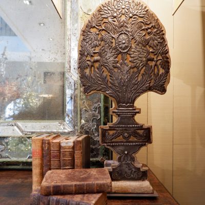 PAIRE DE LAMPES BOUQUETS PLATS SUR PANNEAU DE BOIS+ AJ EN SOIE OR PALE – Image 8