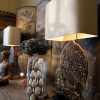 PAIRE DE LAMPES BOUQUETS PLATS SUR PANNEAU DE BOIS+ AJ EN SOIE OR PALE – Image 5