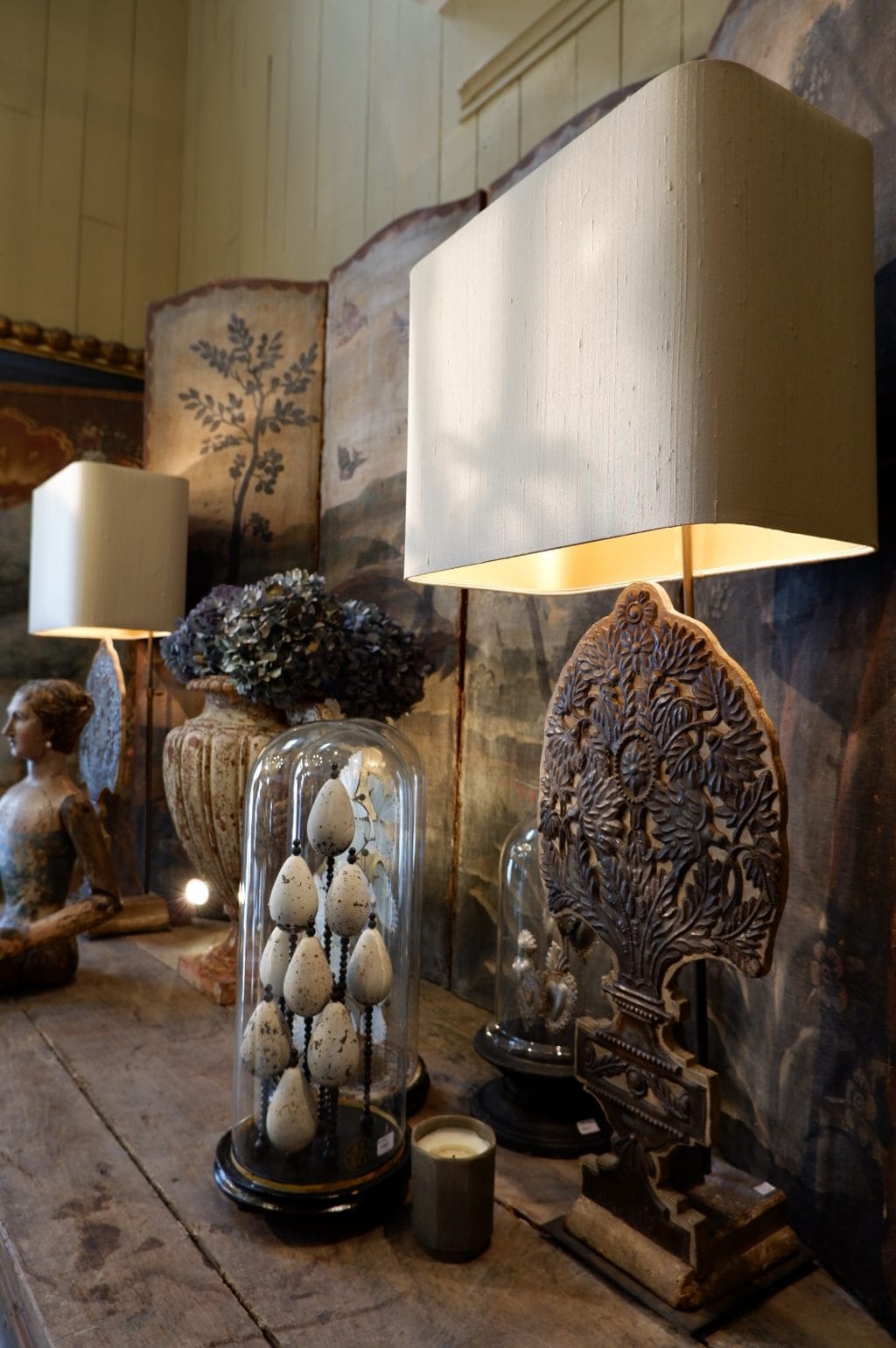 PAIRE DE LAMPES BOUQUETS PLATS SUR PANNEAU DE BOIS+ AJ EN SOIE OR PALE – Image 5
