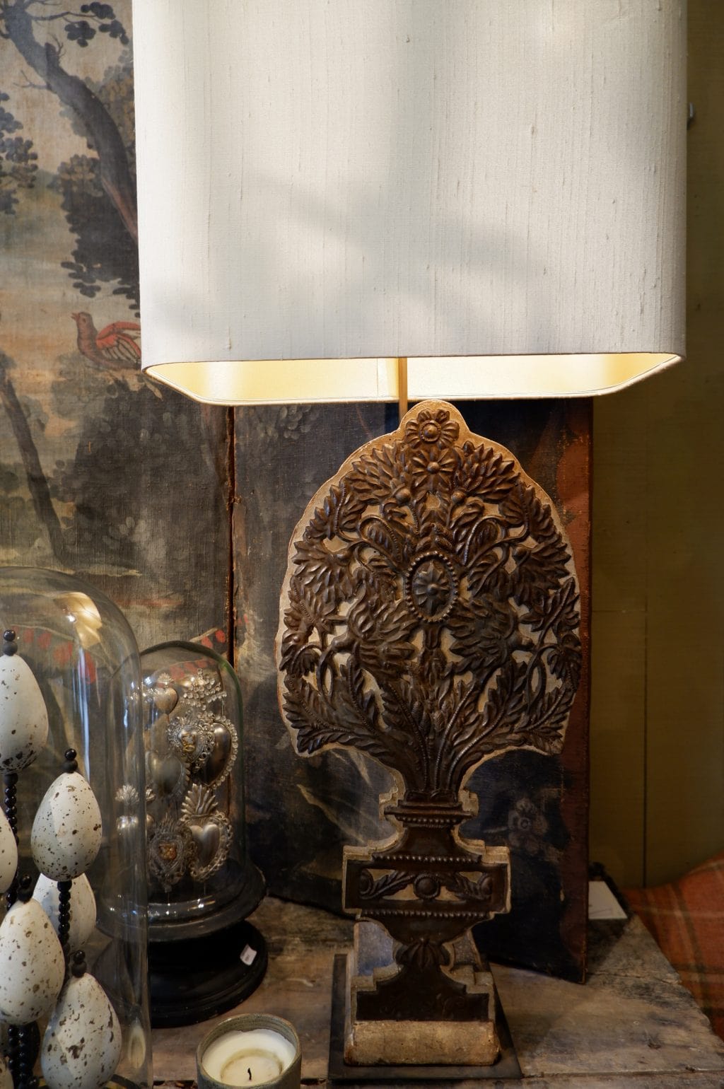PAIRE DE LAMPES BOUQUETS PLATS SUR PANNEAU DE BOIS+ AJ EN SOIE OR PALE – Image 6