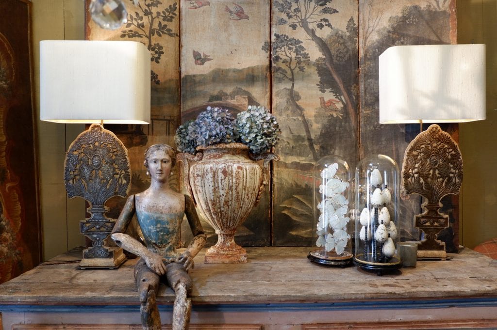 PAIRE DE LAMPES BOUQUETS PLATS SUR PANNEAU DE BOIS+ AJ EN SOIE OR PALE – Image 9