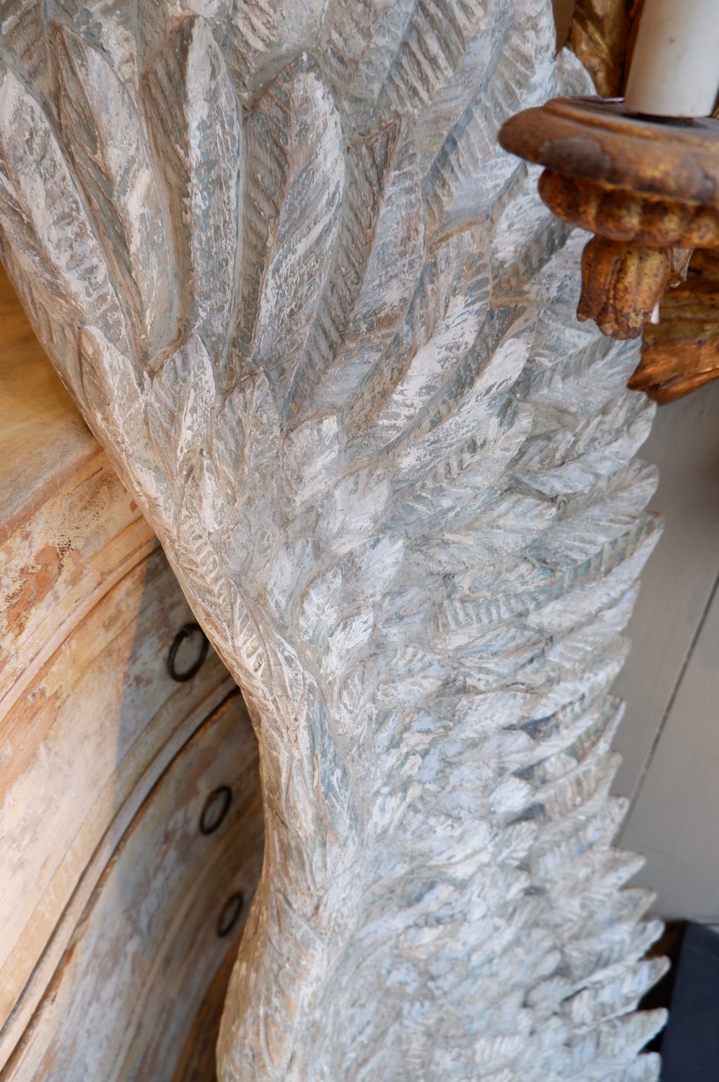 UNE PAIRE D'AILES D'ANGES EN BOIS SCULPTE
