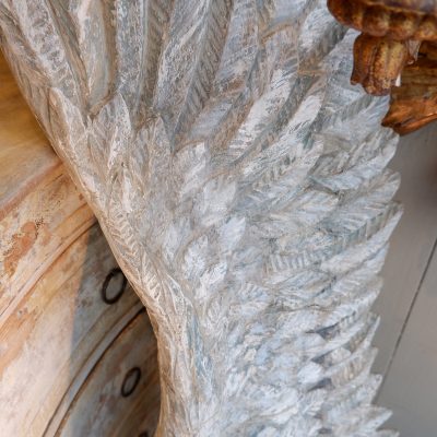UNE PAIRE D'AILES D'ANGES EN BOIS SCULPTE