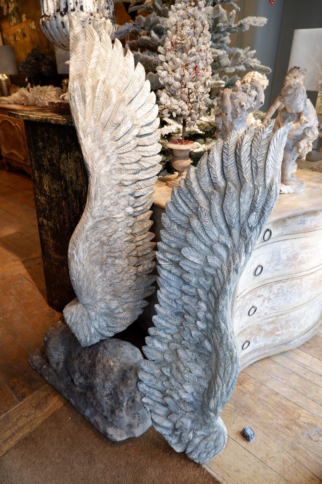 UNE PAIRE D'AILES D'ANGES EN BOIS SCULPTE – Image 5
