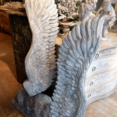 UNE PAIRE D'AILES D'ANGES EN BOIS SCULPTE – Image 5