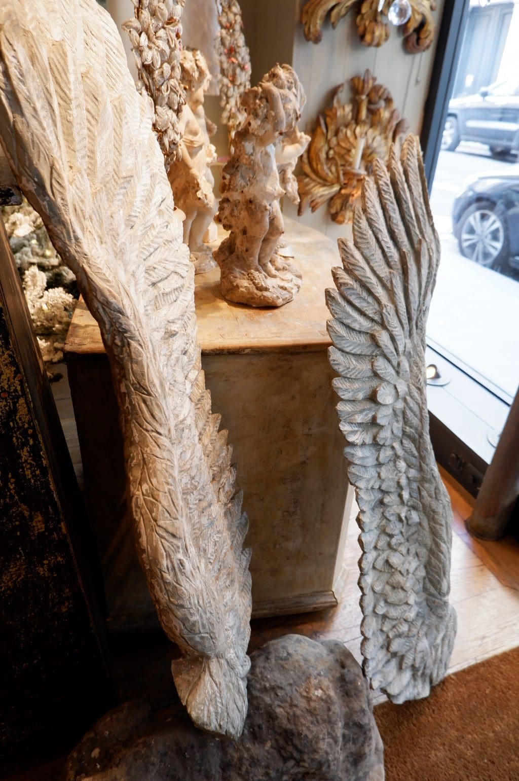 UNE PAIRE D'AILES D'ANGES EN BOIS SCULPTE – Image 4