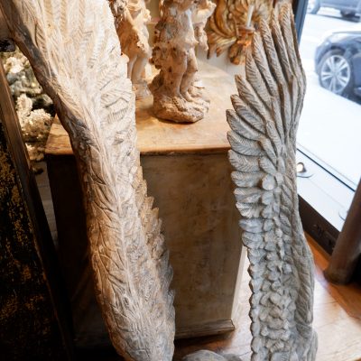 UNE PAIRE D'AILES D'ANGES EN BOIS SCULPTE – Image 4